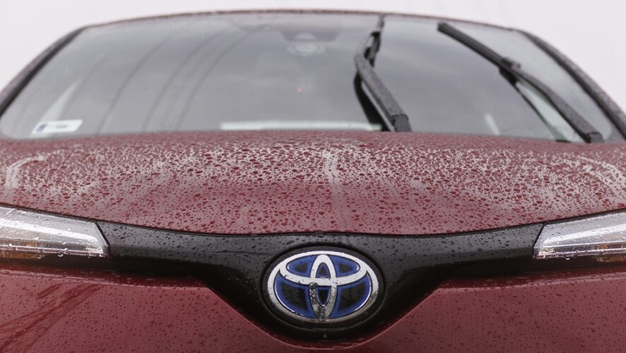 przód Toyoty z dużym logo marki