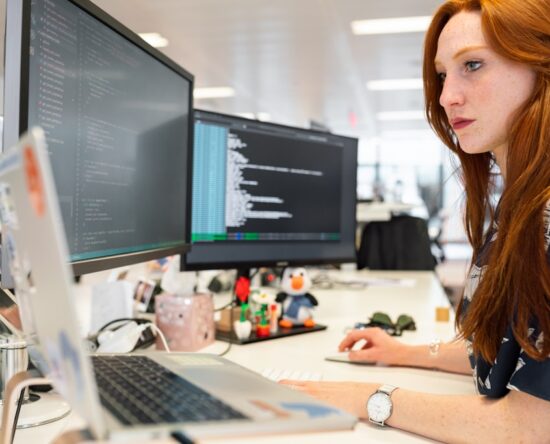 Kobieta przed komuterem