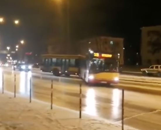Driftujący autobus miejski