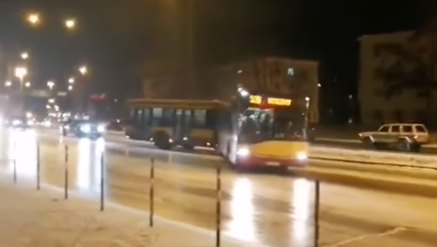 Driftujący autobus miejski