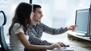 dwie osoby przed komputerem