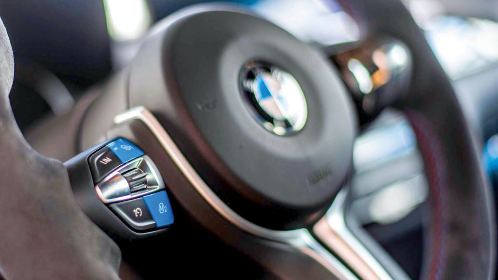 Tuning-BMW-M2-Competition-lightweight-finale-edition-przyciski na kierownicy